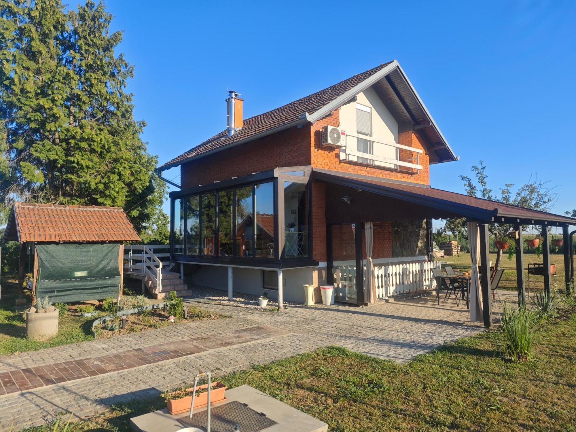 Villa Kuca Za Odmor Bella Sotin Exterior foto
